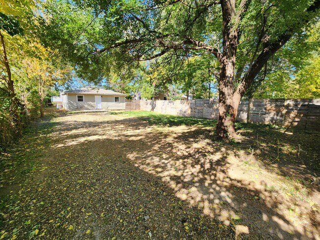 Foto del edificio - Spacious 2-Bedroom, 1-Bathroom HOUSE AVAIL...