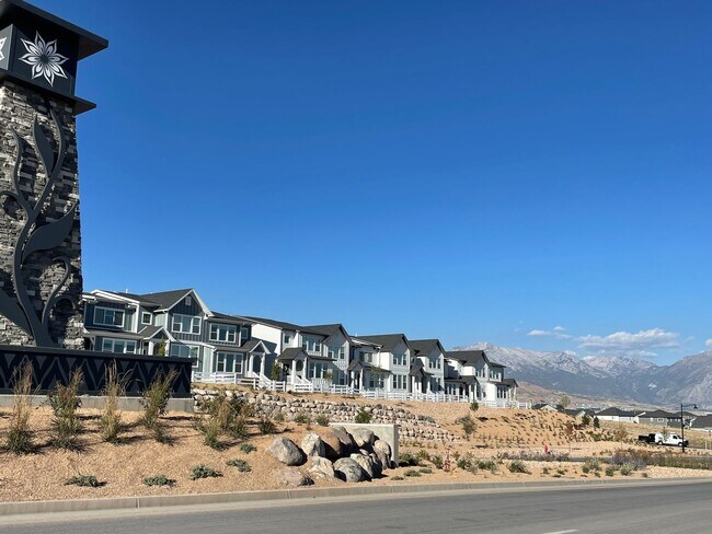 Foto del edificio - HUGE Townhome For Rent in Saratoga Springs!!