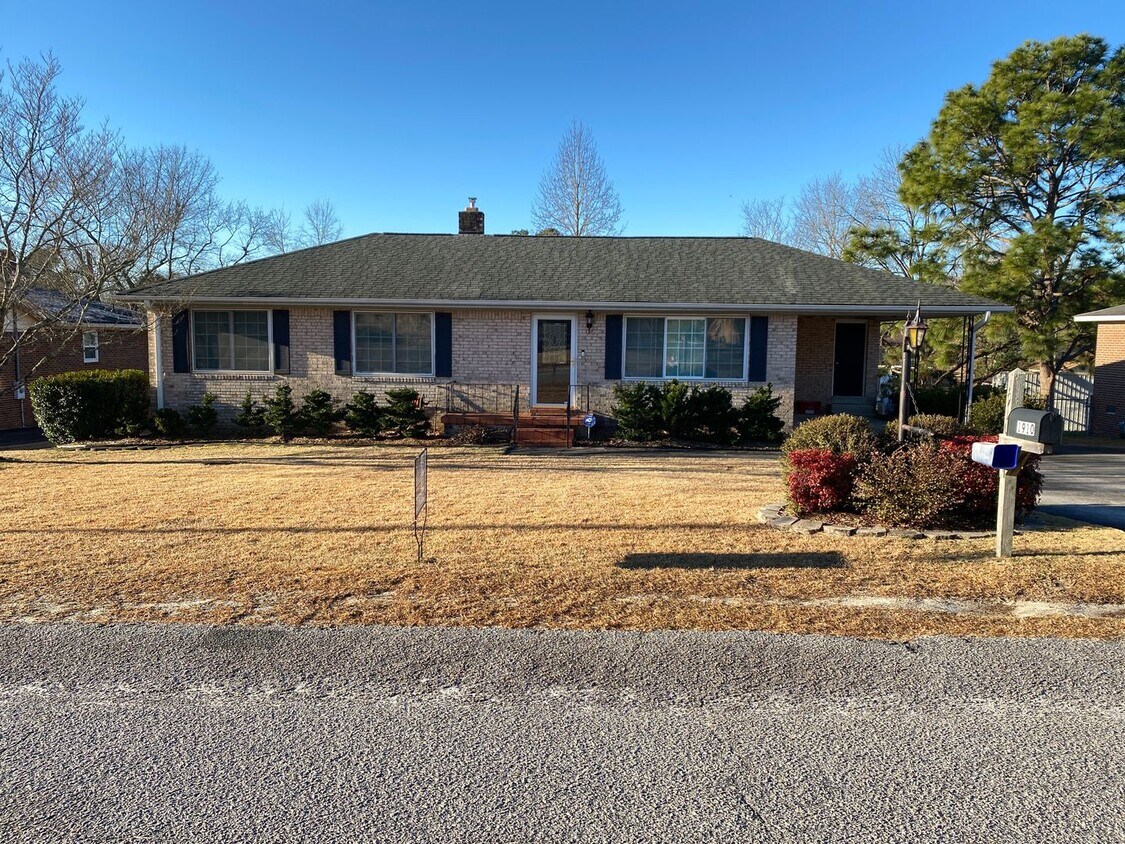 Foto principal - 4 Bedroom 2 bath Brick Home w/ Large Workshop