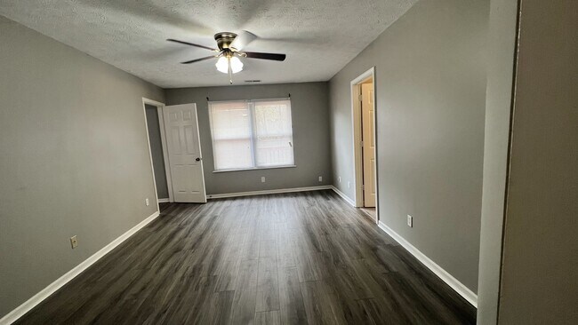 Building Photo - 2940 Village Park S Dr