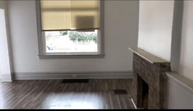 Foto del edificio - 585 Forest Ave