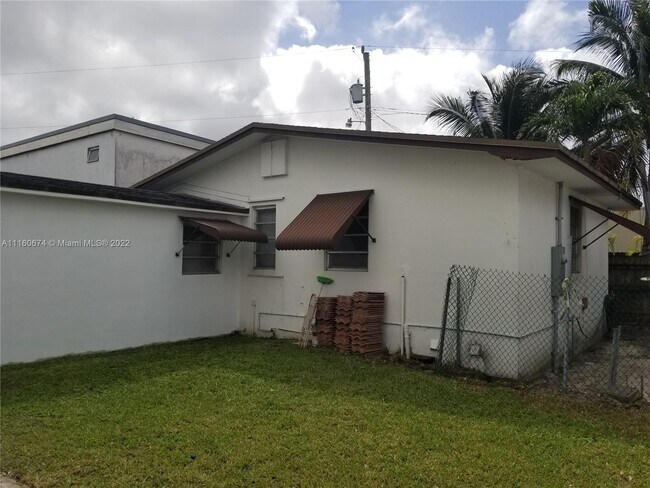 Foto del edificio - 7590 NW South River Dr