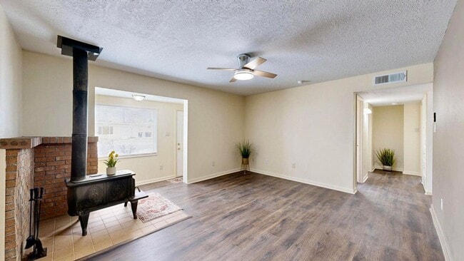 Building Photo - Charming Northeast Heights Rental - Pet Friendly!