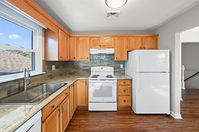 Building Photo - 4 bedroom, 2 bath Bi-Level for rent in Mil...