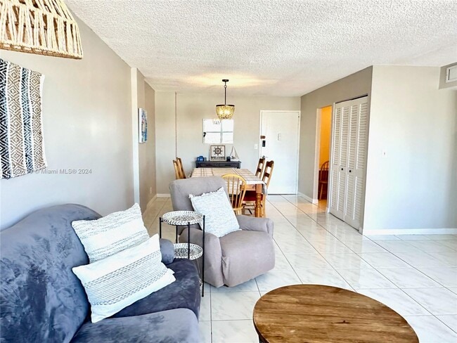 Building Photo - 401 Golden Isles Dr
