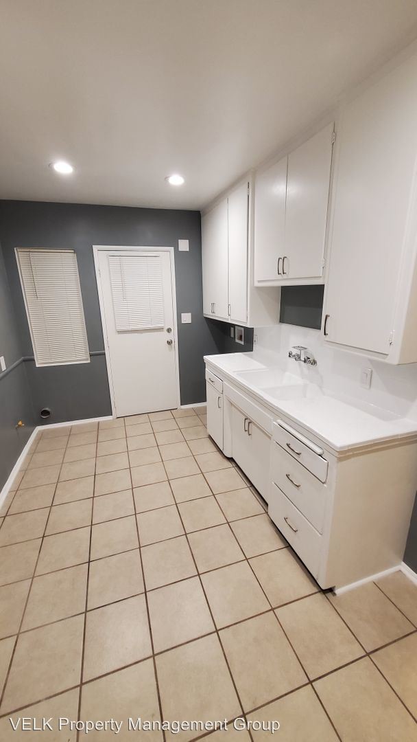 Building Photo - 1 br, 1 bath Apartment - 700 Sunset Blvd