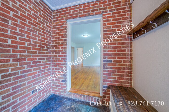 Building Photo - 10 Enka Oak St