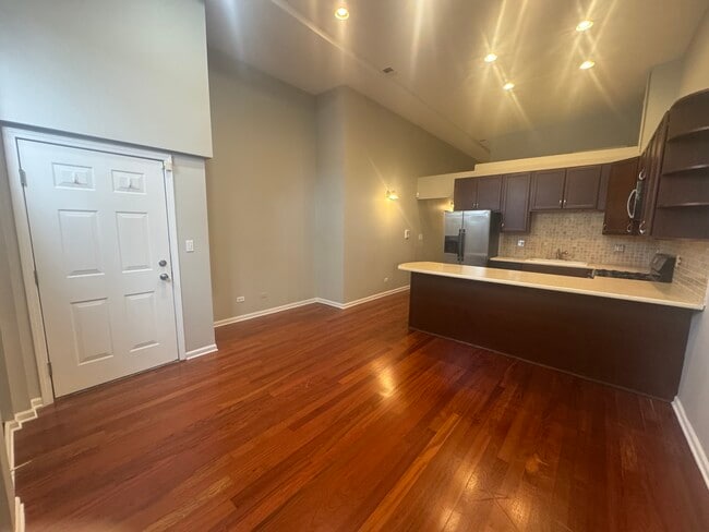 Building Photo - 521 N Racine Ave