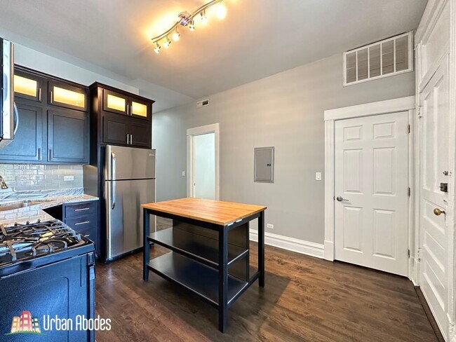 Building Photo - 3444 W Wrightwood Ave