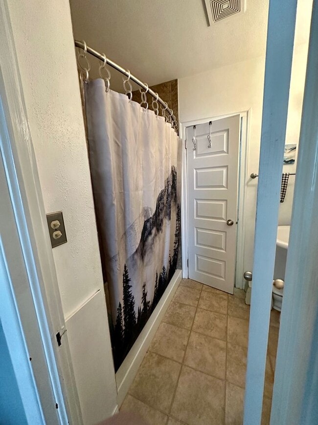 Building Photo - Peaceful northside home