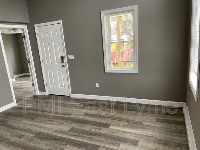 Foto del edificio - 24 Railroad Ave