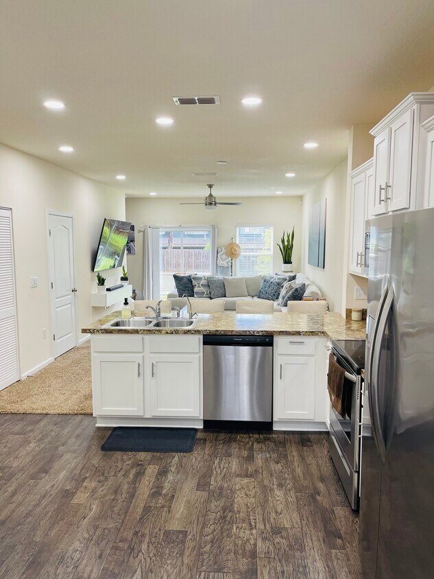 Foto principal - 8042 Echo Springs Rd