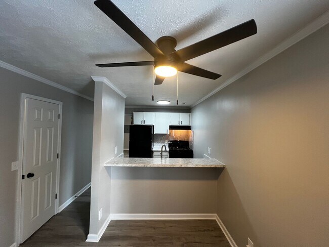 Building Photo - 5850-H Century Oaks Drive (No Pets)