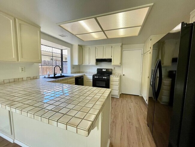 Foto del edificio - 7573 Flower Meadow Dr