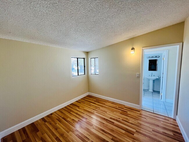 Foto del edificio - 44126 Carolside Ave