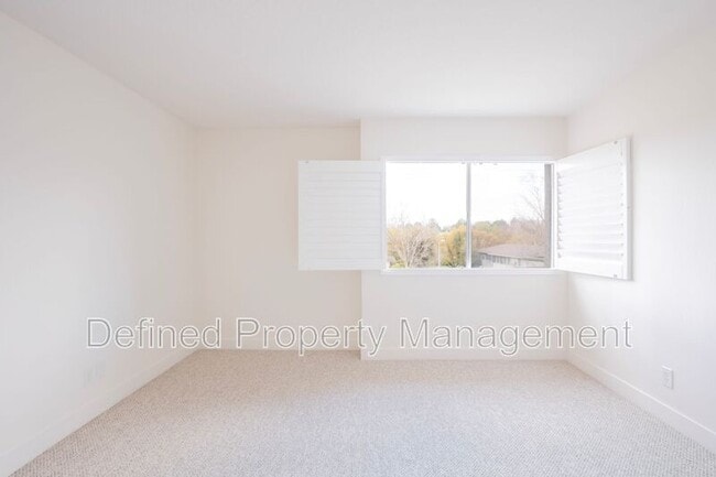 Building Photo - 10020 Zelzah Ave