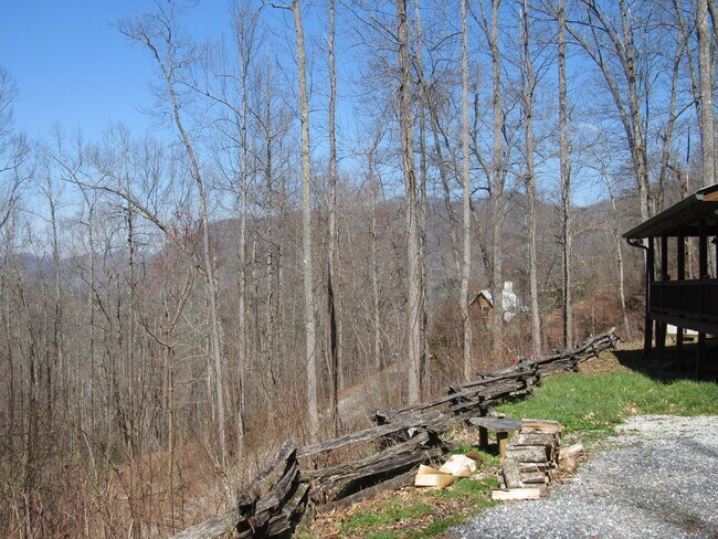 Foto del edificio - $1,400 - 2 Bedroom / 1 Bath Cabin in Tuckaseegee with Lovely Mountain View