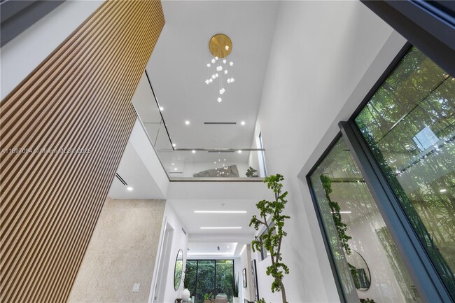 Building Photo - 807 SW 12th Ave