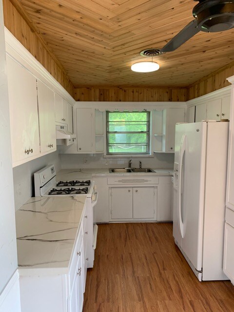 Building Photo - 612 E Orange St