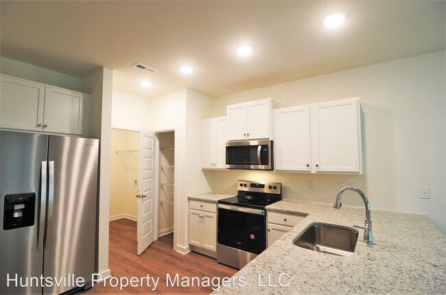 Building Photo - 4 br, 2.5 bath House - 3218 Spool Lane