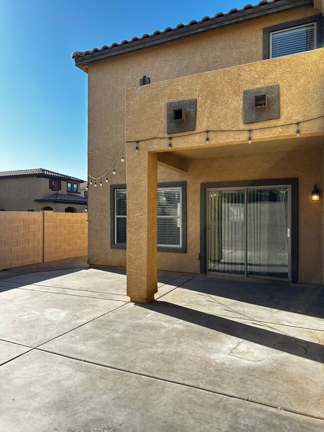 Building Photo - BEAUTIFUL 3 BEDROOM 2.5 BATHROOM HOME WITH...