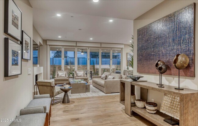 Building Photo - 5553 E Stella Ln