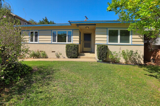 Building Photo - 3741 El Moreno St