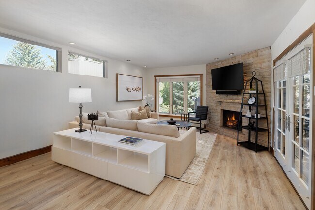 Foto del edificio - 232 Meadow Ranch Rd