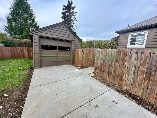 Building Photo - Charming 1 Bed 1 Bath with Huge Yard