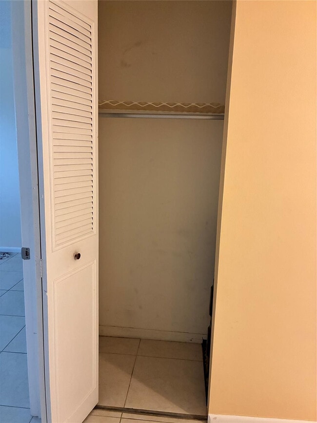 Foto del edificio - 257 S Cypress Rd