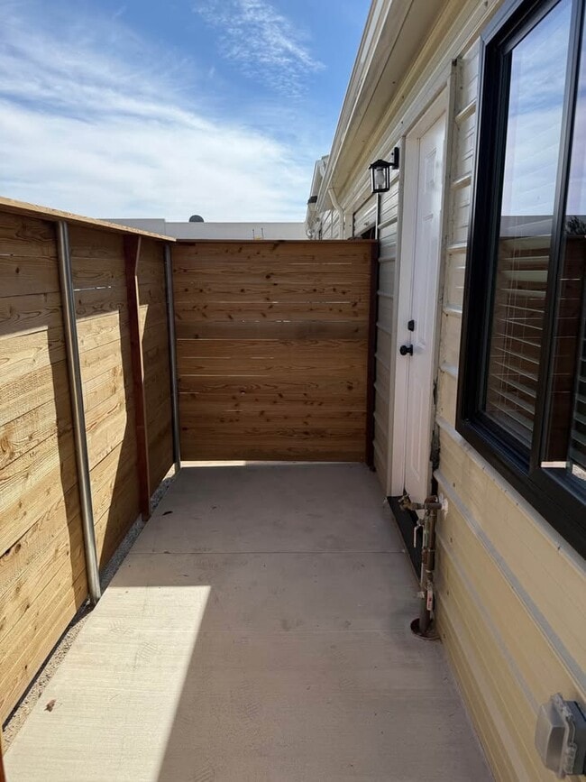 Foto del edificio - 1956 W 9th St