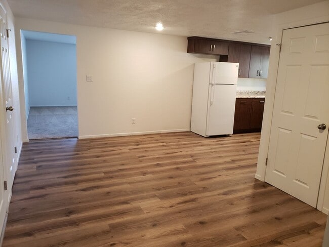 Building Photo - 2 Bed 1 Bath Downtown Apartment.