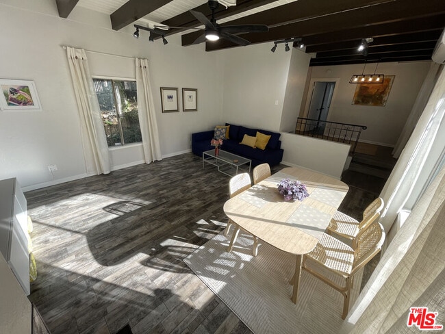 Foto del edificio - 2128 N Beverly Glen Blvd