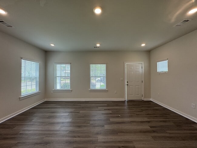 Building Photo - 681 W Vincent Dr