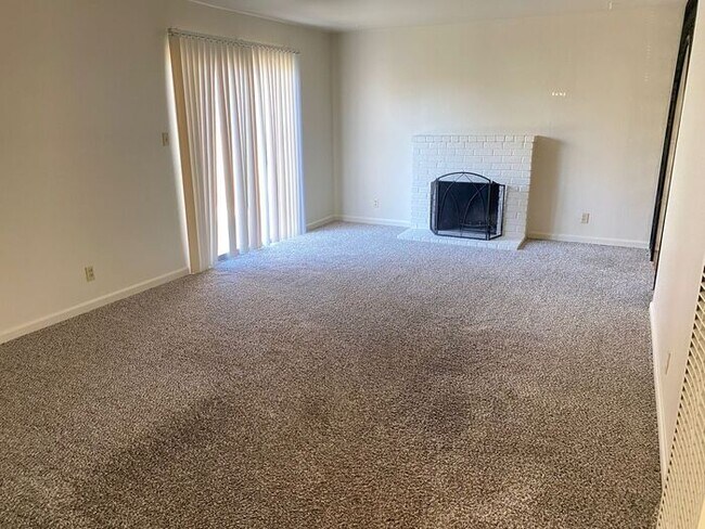Building Photo - 3 Bedrooms 2 Bathroom