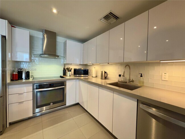 Building Photo - 1600 NE 1st Ave