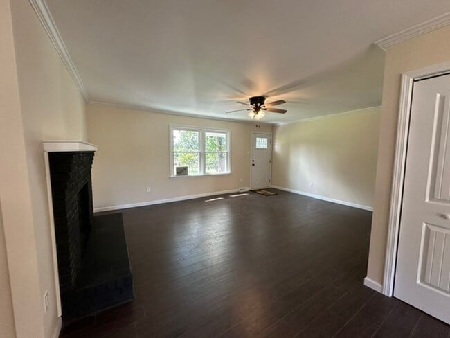 Building Photo - Newly Remodeled