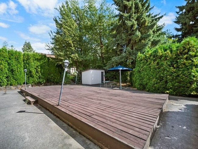 Building Photo - Modern Comfort: 1-Bedroom Apartment with B...