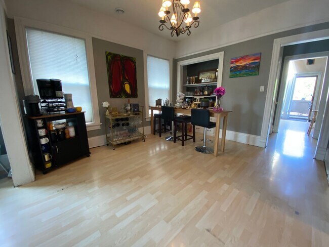 Foto del edificio - 1529 N Cass St