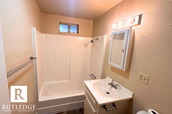 Foto del edificio - Charming Single Level Apartment in East Me...