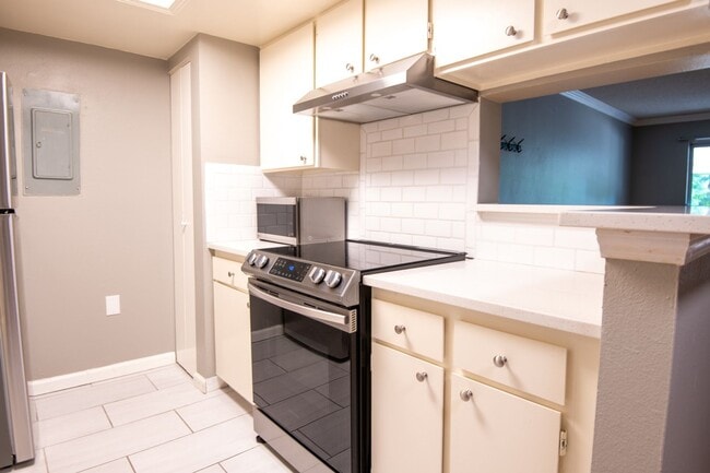 Building Photo - 8555 Fairmount Dr