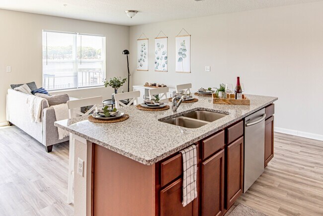 Building Photo - Dazzling 2BR/2BA Quad for Rent on the Sout...