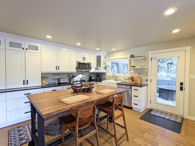 Foto del edificio - 32114 Upper Bear Creek Rd