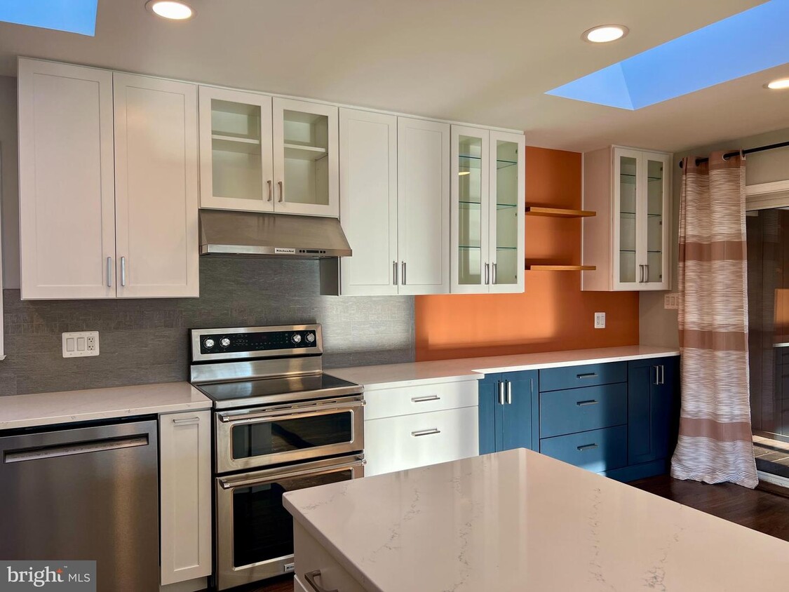 Primary Photo - 6223 Beachway Dr