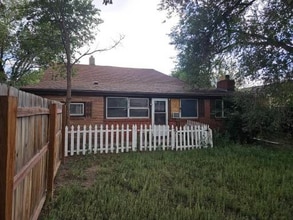 Building Photo - 2423 E St Vrain St