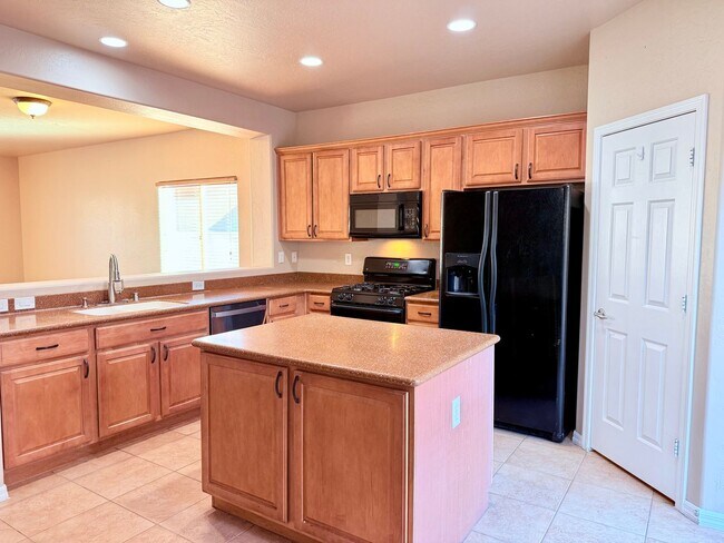 Foto del edificio - FIVE BEDROOMS, THREE FULL BATHROOMS, THREE...