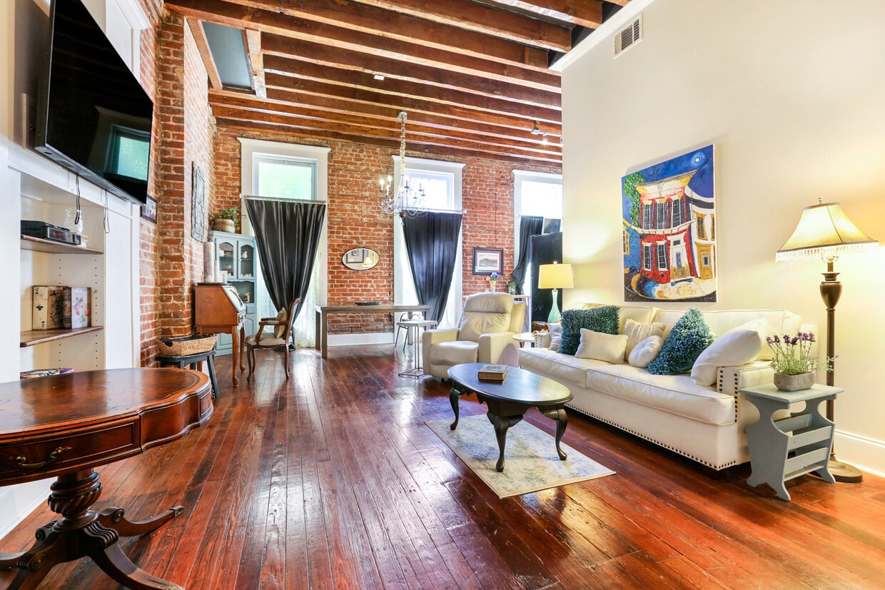 137 Carondelet St Unit 203, New Orleans, LA 70130 Apartments in New