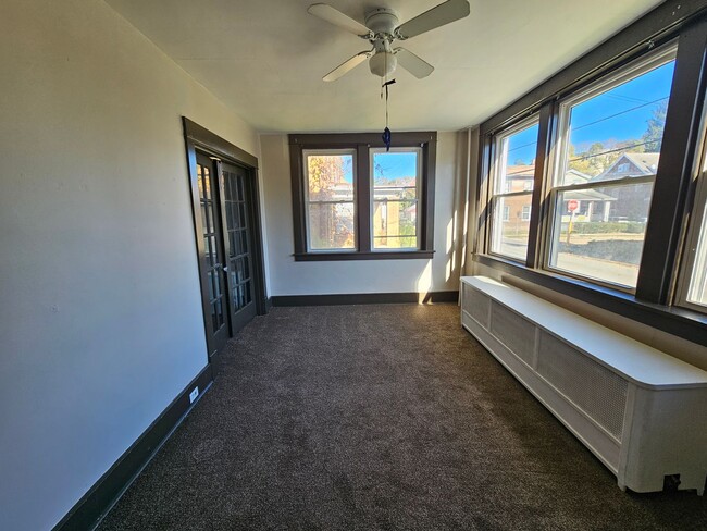 Building Photo - Spacious 3 bedroom 1 bathroom Apartment for rent!