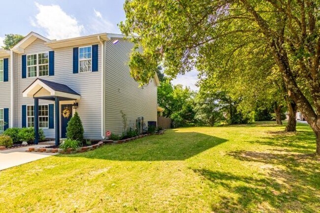 Foto del edificio - This beautifully 1 small Pet friendly 3 be...