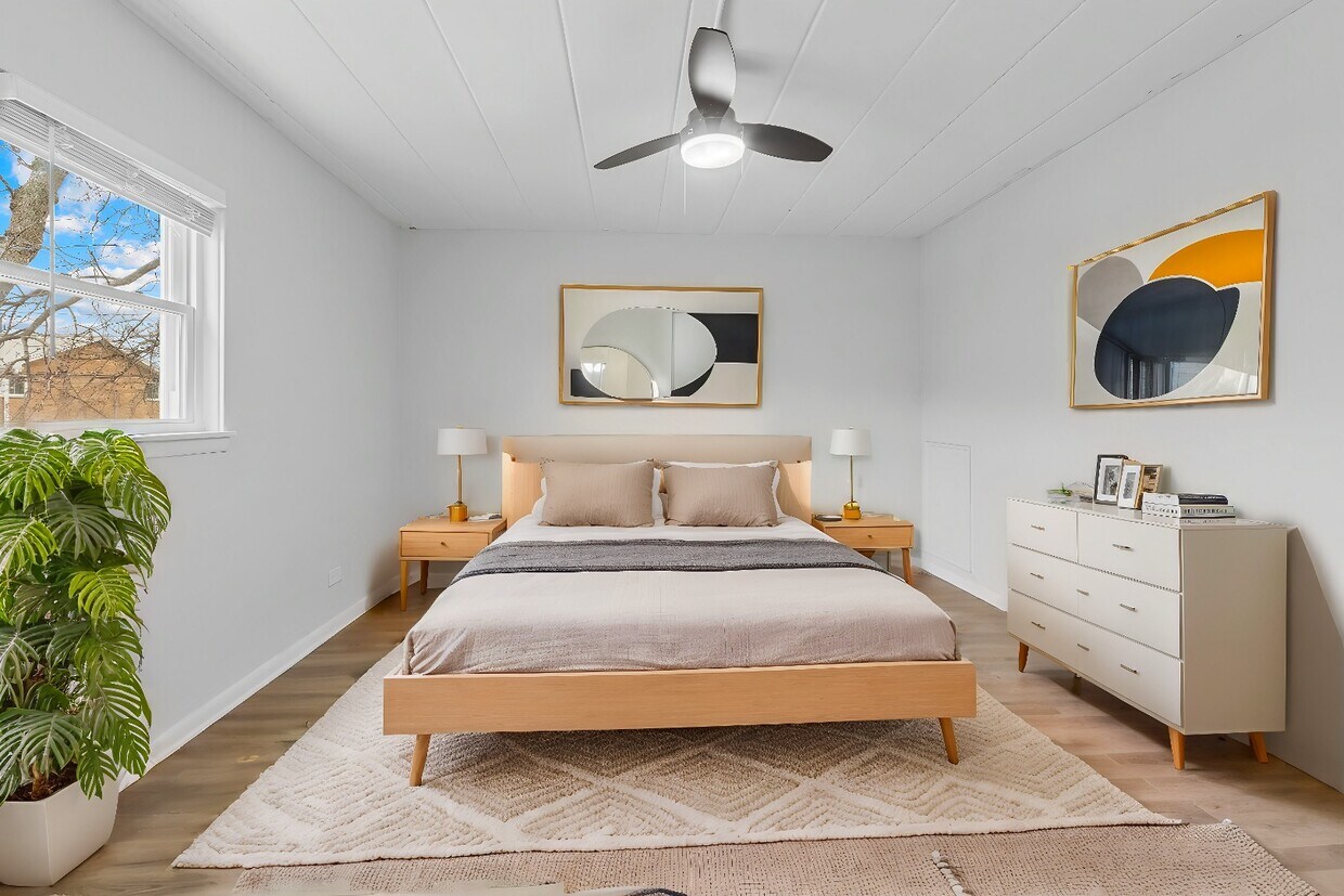 Foto del edificio - Updated 2 Bed in Downtown La Grange | Parking Included | Available April 1st